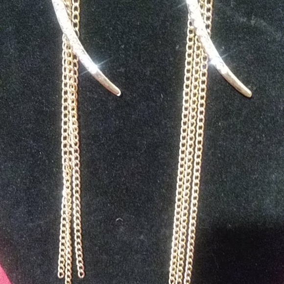 Gold chain tassel earrings. - Picture 6 of 7